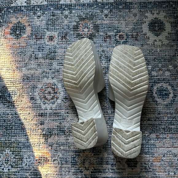 Gucci white rubber slide in sandals - Picture 7 of 7
